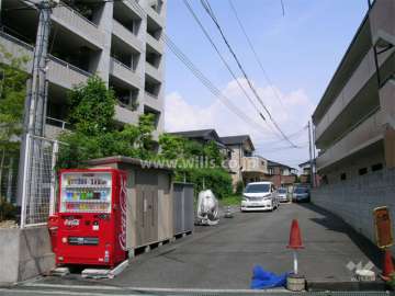 豊中ビームスの外観（西側から）　コンクリート打ち放し