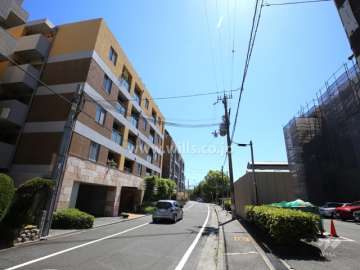 敷地南側の前面道路。周辺は区画の整った静かな住宅地です。