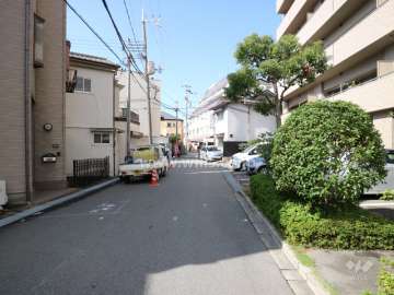 敷地南側の前面道路(東側から)