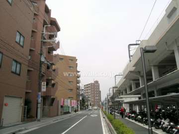 敷地の北側には阪急宝塚線が走っています。