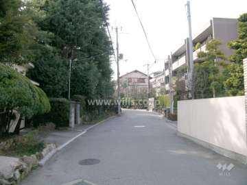 周辺は第一種低層住居専用地域に指定された閑静な住宅地