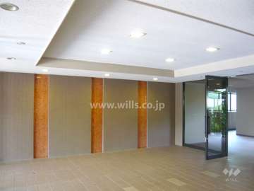 折り上げ天井のエントランスホール