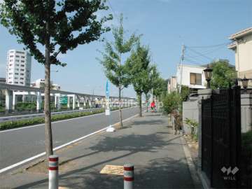 敷地の北側には中央環状線が走っていますが、すぐ目の前は測道です。