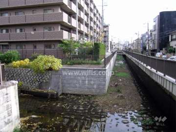 敷地南側は中央幹線景観水路を挟み一戸建てが建ち並ぶ住宅地