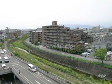 南東側には千里川が流れています