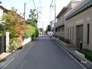 周辺は一戸建てが中心に建ち並ぶ住宅地
