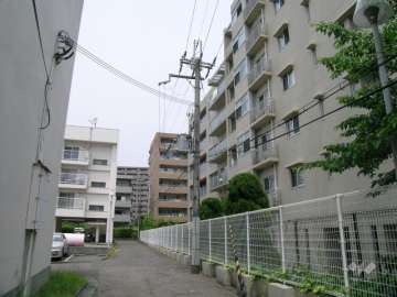 敷地の西側（周囲はマンションが多く並んでいます）