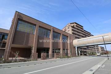 敷地に隣接して『長尾中学校』があります。