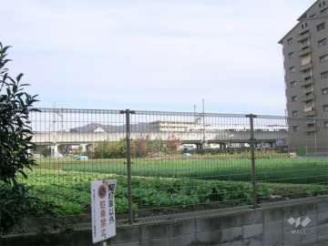 敷地の北側には田畑が広がり、JR福知山線が走っています