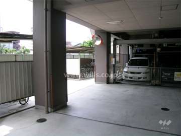 駐車場と駐輪場