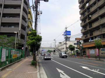 敷地の東側は国道176号線に面しています。