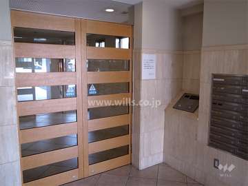 エントランスはオートロック付きです。