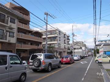 敷地の東側は二車線のバス通りに面しています。