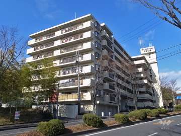 ライオンズマンション万博公園の外観（南東側から）