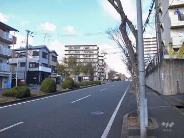 ライオンズマンション万博公園の遠景。高台にあります。