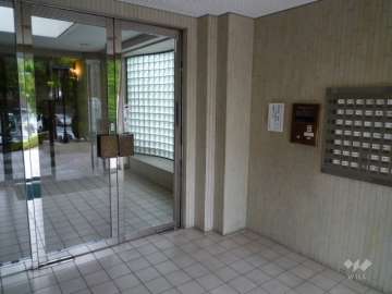 エントランスはオートロック付きです。