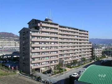 コスモ宝塚の外観（南西側から）