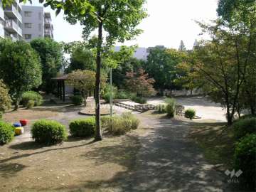 敷地の南西側に隣接する公園