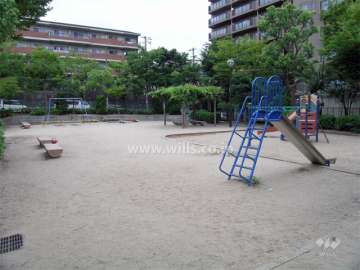 敷地西側にある広い公園