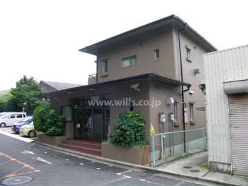 敷地入り口にある管理棟