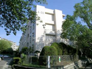 府公社千里津雲台団地A-20棟の外観（北西側から）