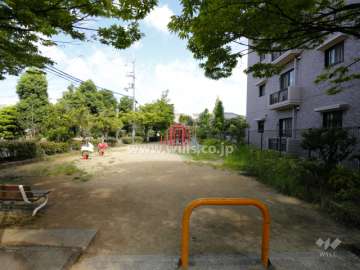 敷地西側にある小さな公園