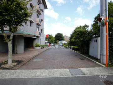 駐車場出入り口。エントランス前は車寄せスペースとして使えます。