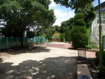 公園内には遊具が設置されています。