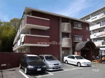 周辺はマンションと一戸建てが混在する静かな住宅地です。