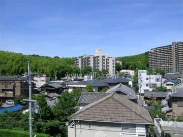 緑地公園アーバンライフの遠景。周辺は緑豊かな住宅地です。