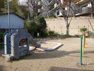 敷地入口横にある小さな公園