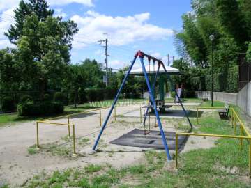 隣接する小さな公園