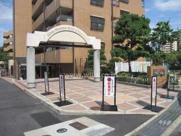 エントランスアプローチにはアーチが設置されています。