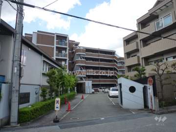 周辺はマンション、一戸建てが立ち並ぶ静かな住宅地です。
