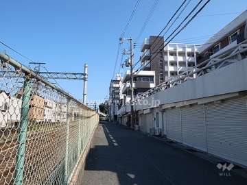 敷地西側には阪急千里線が走っています。