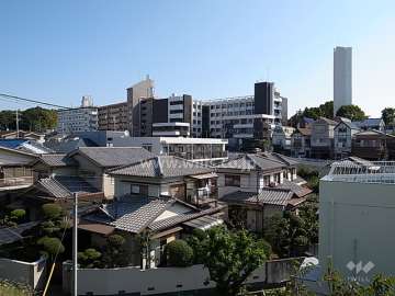千里山グランドハイツの遠景。周辺はやや高台の一戸建てとマンションが混在する住宅地です。