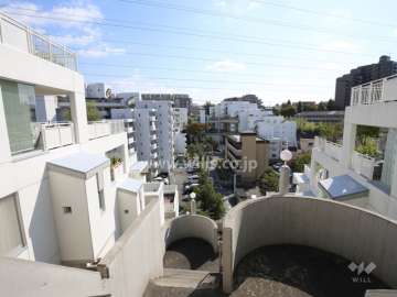 敷地内の通路からの眺め