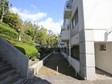 敷地内の通路と植栽スペース