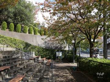 敷地南側に隣接する小さな公園