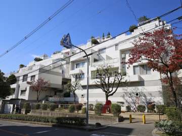 千里山ロイヤルマンション４番街G棟の外観（南東側から）