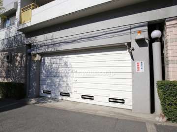 駐車場の出入り口（シャッター付き）
