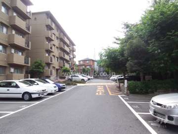 メゾン千里丘5番街R棟の北側前面道路