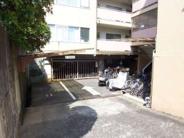 駐車場と駐輪場への入り口