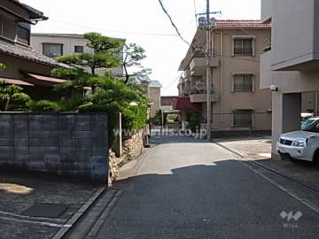 周辺は一戸建てとマンションが混在する住宅地です。