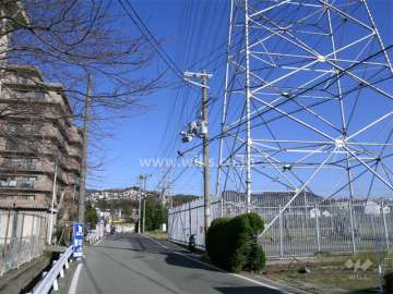 敷地の東側には少し離れて高圧線が通っています。