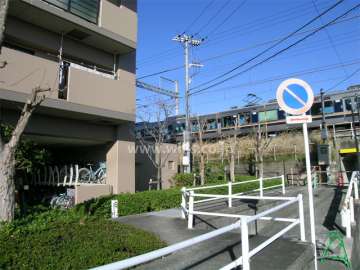 敷地北側にはJR福知山線が走っています。
