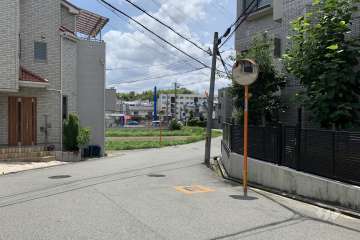 敷地北東側の前面道路