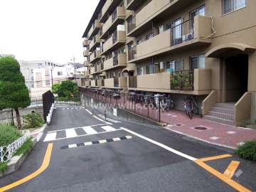 メゾン千里丘5番街Q棟の北側道路