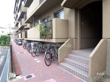 駐輪スペースとエントランス