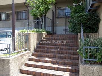 敷地入り口。階段を上がると各住戸へ入り口があります。